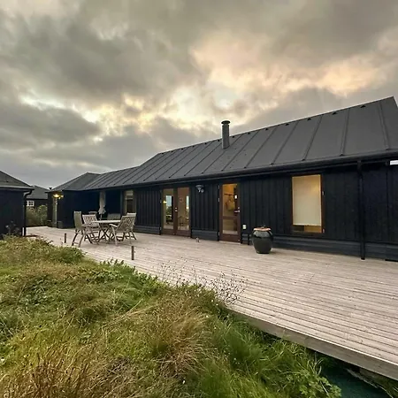 Semesterbostad Front House In